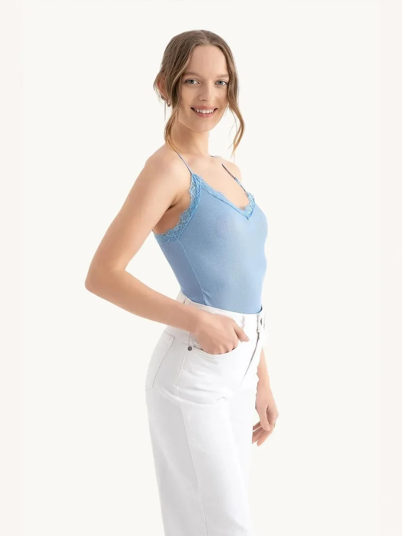 زوبعة بلوزة قصيرة بياقة على شكل حرف  مزينة بالدانتيل