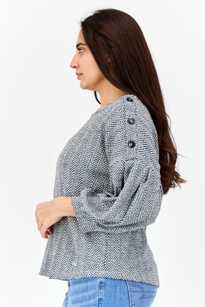 ADRIENNE VITTADINI بلوزة نسائية بأكمام طويلة وياقة قارب بتصميم شيفرون، رمادي - Image 3