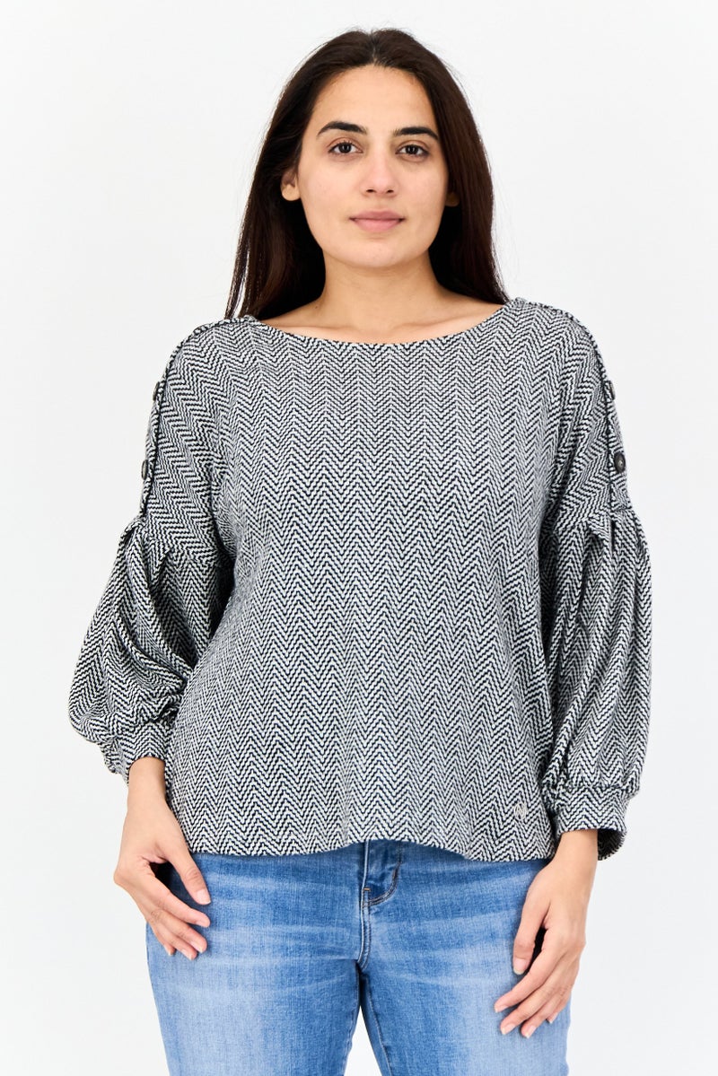 ADRIENNE VITTADINI بلوزة نسائية بأكمام طويلة وياقة قارب بتصميم شيفرون، رمادي - Image 1