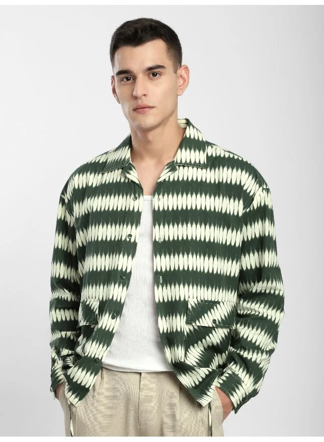 بيونغ أوفر شيرت بطبعات مجردة وجيوب مزدوجة باللون الأخضر