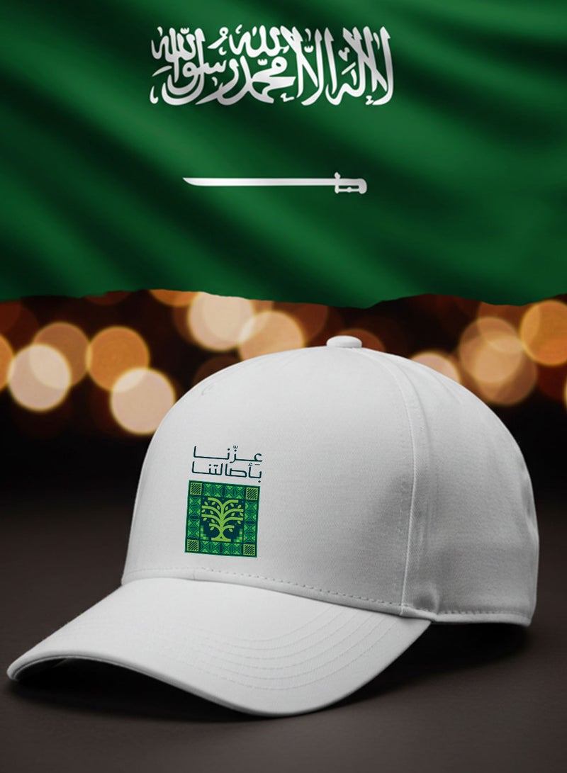 لوحة كاب مصنوع من القطن لمناسبة اليوم الوطني السعودي بتصميم عزنا بأصالتنا - Image 3