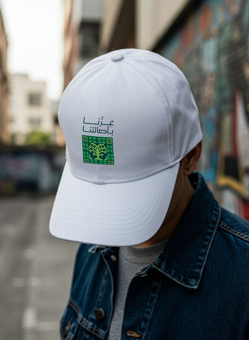 لوحة كاب مصنوع من القطن لمناسبة اليوم الوطني السعودي بتصميم عزنا بأصالتنا - Image 2