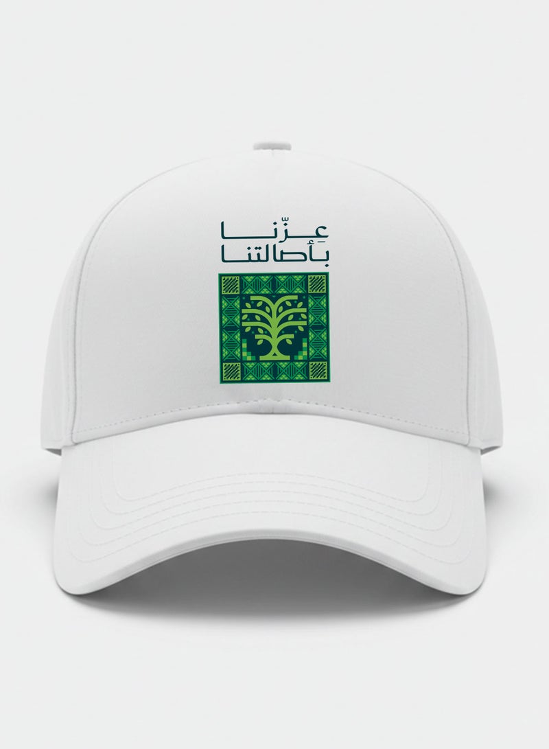 لوحة كاب مصنوع من القطن لمناسبة اليوم الوطني السعودي بتصميم عزنا بأصالتنا - Image 5