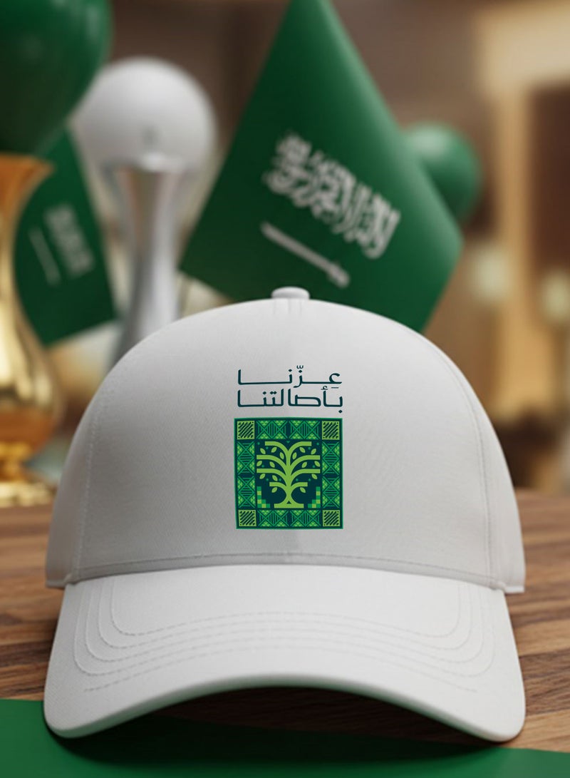 لوحة كاب مصنوع من القطن لمناسبة اليوم الوطني السعودي بتصميم عزنا بأصالتنا - Image 1