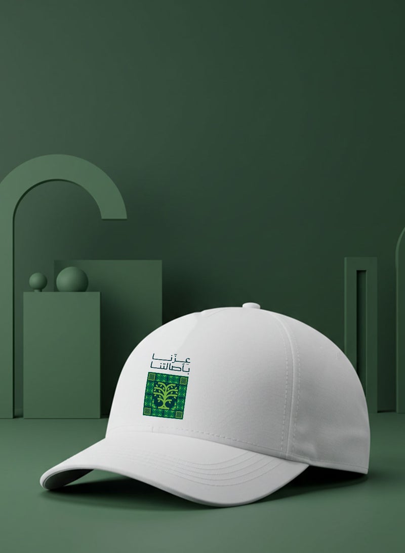 لوحة كاب مصنوع من القطن لمناسبة اليوم الوطني السعودي بتصميم عزنا بأصالتنا - Image 4