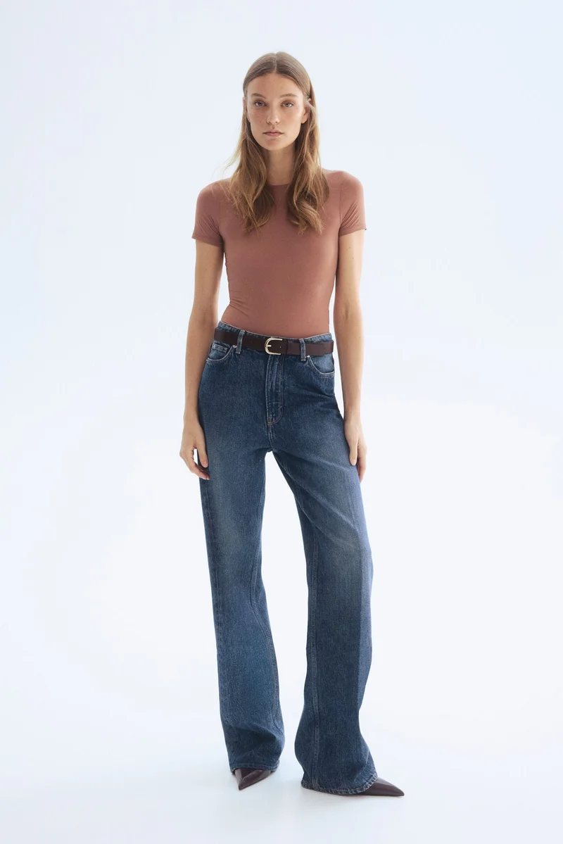 اتش اند ام بودي بأكمام قصيرة من نسيج المايكروفايبر