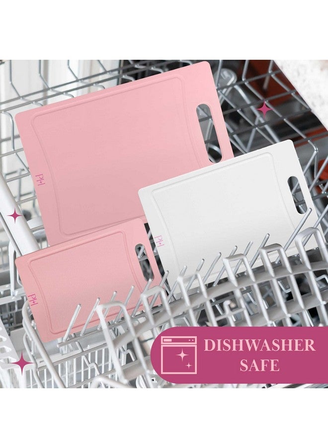 باريس هيلتون ألواح تقطيع باريس هيلتون، مجموعة ألواح تقطيع مزدوجة الجوانب مع أخاديد مدمجة للعصير، مقابض سهلة الإمساك، مصنوعة من بلاستيك متين خالٍ من مادة BPA، آمنة للاستخدام في غسالة الأطباق، مجموعة من 3 قطع، وردي وكريمي - Image 4