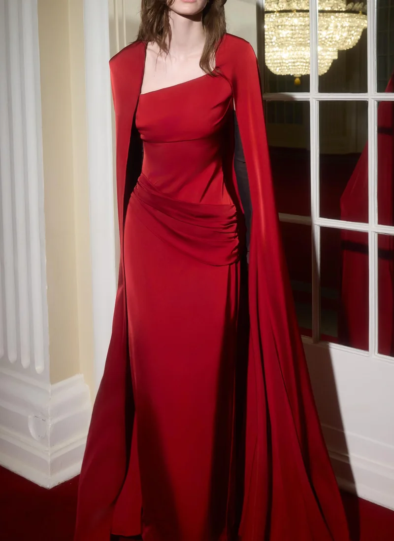 ليتشي فستان ماكسي من الساتان مع عباءة طويلة