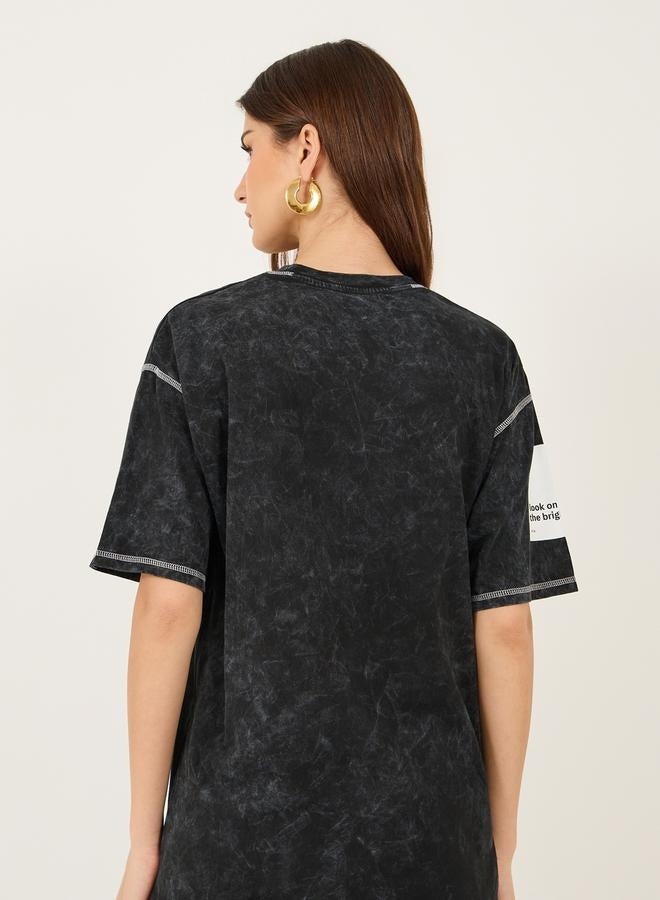 ستايلي تيشيرت أوفرسايز بطباعة غسيل حمضي ورقبة دائرية - Image 5