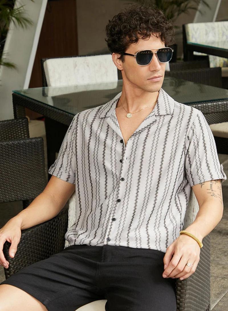 Campus Sutra Men's Off-White & Charcoal Black Wavelength-Knit Shirt