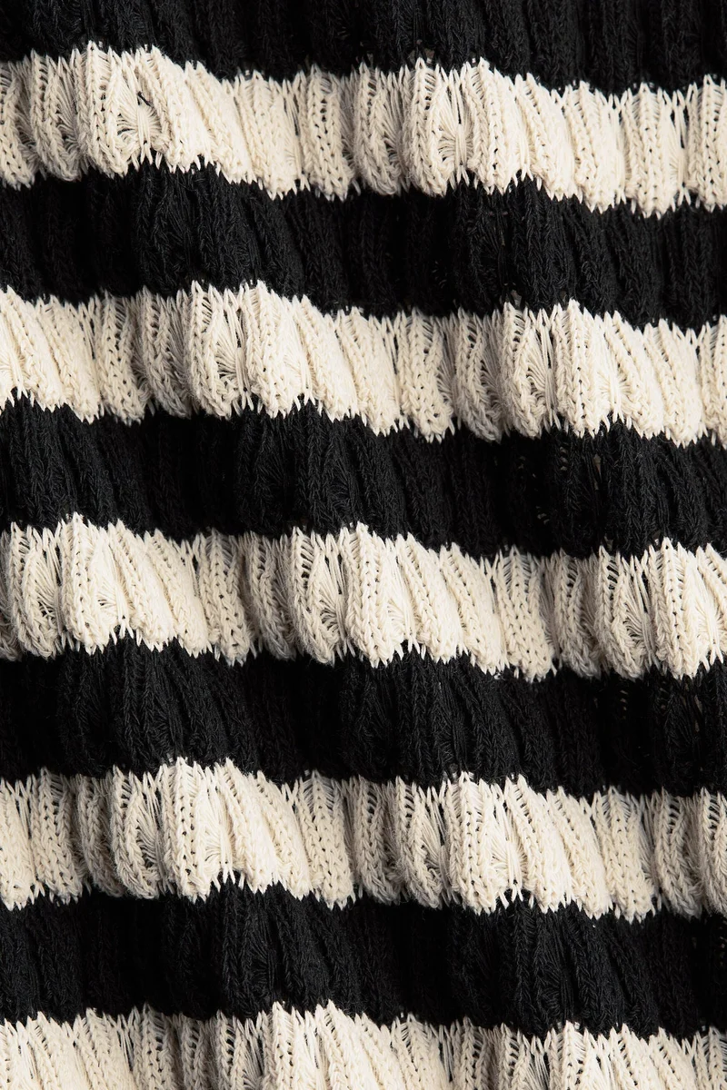 اتش اند ام تنورة مصممة بمظهر كروشيه