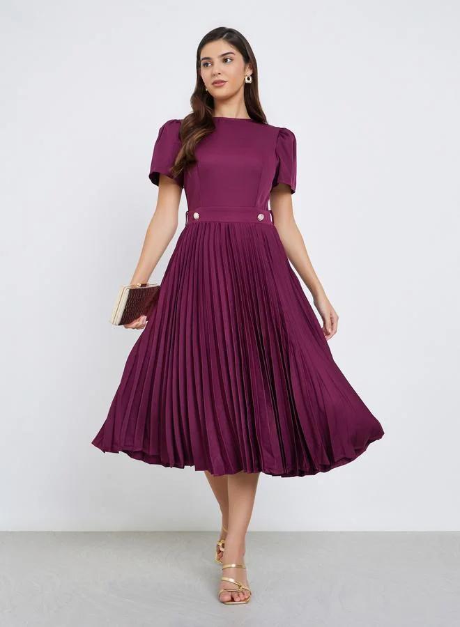 ستايلي فستان ميدي بتفاصيل كسرات مع أكمام منفوخة