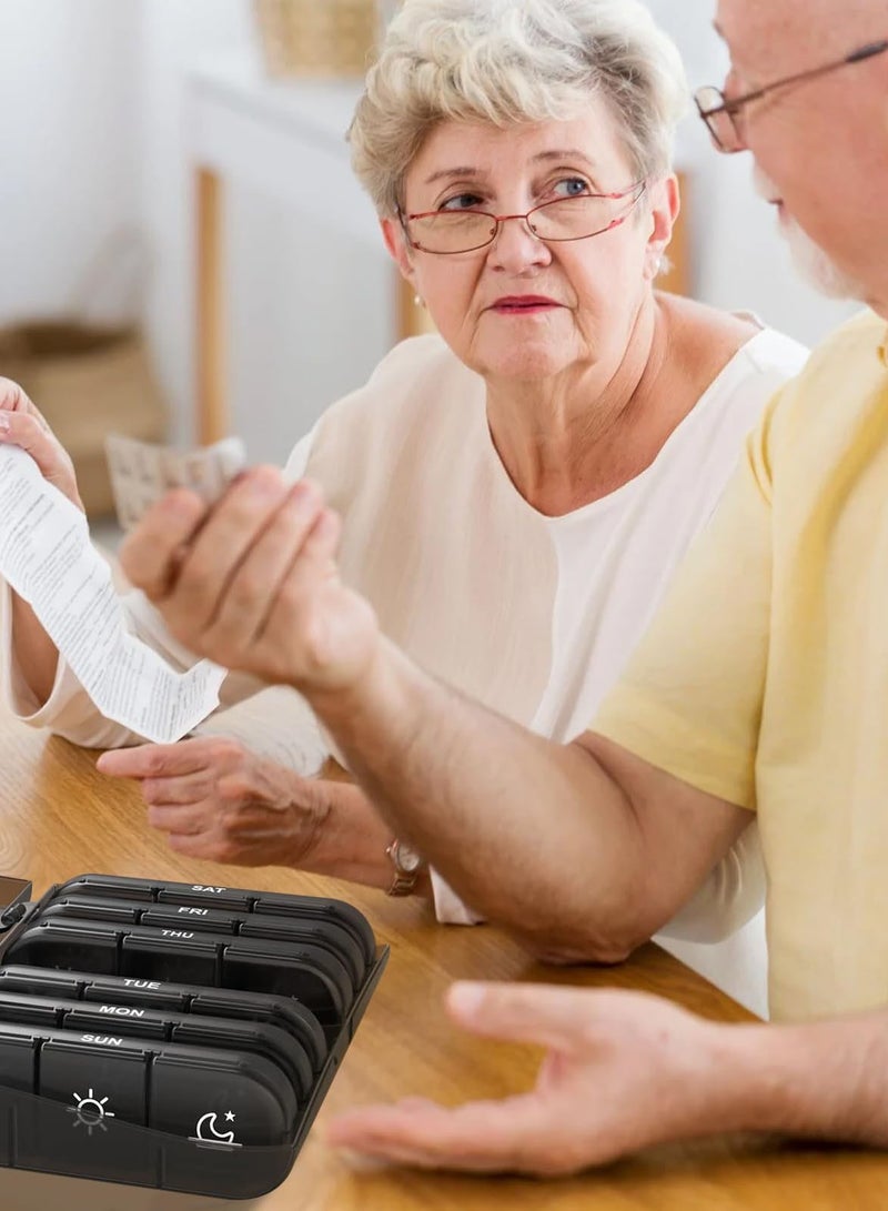 اعاره مقسم حبوب ذكي لـ7 أيام (3 مرات يوميًا) - حافظة أدوات سفر كبيرة الفتحات للفيتامينات والأدوية | مقاومة للتسرب ومتينة (أسود، خالي من BPA) - مثالي للحج والسفر التجاري - Image 5