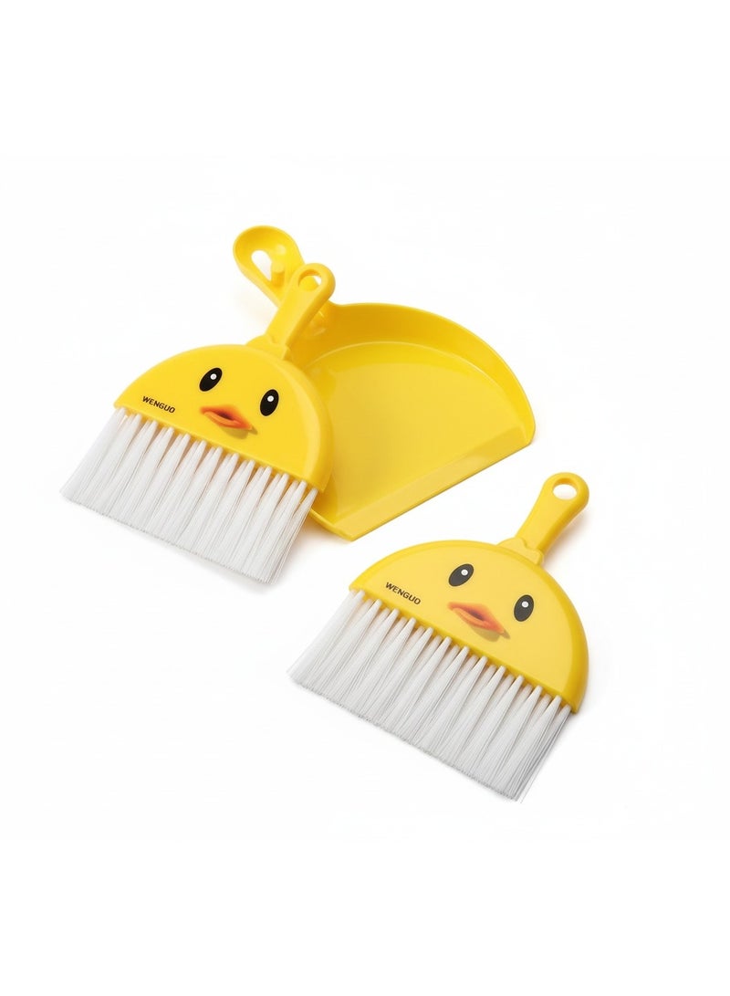 فرشاة تنظيف صغيرة مع مجرف بشكل بطة كيوت | أداة تنظيف يدوية للمطبخ والمكتب والطاولة – لون عشوائي حسب المتاح - Image 3