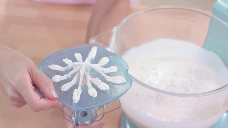 Whisk Wiper® PRO لخلاطات الوقوف - اخلط دون فوضى - ملحق خلاط الوقوف المثالي - متوافق مع خلاطات الوقوف KitchenAid ذات الرأس المائل - سعة 4.5 و5 لتر (اللون: فيروزي) - Image 2