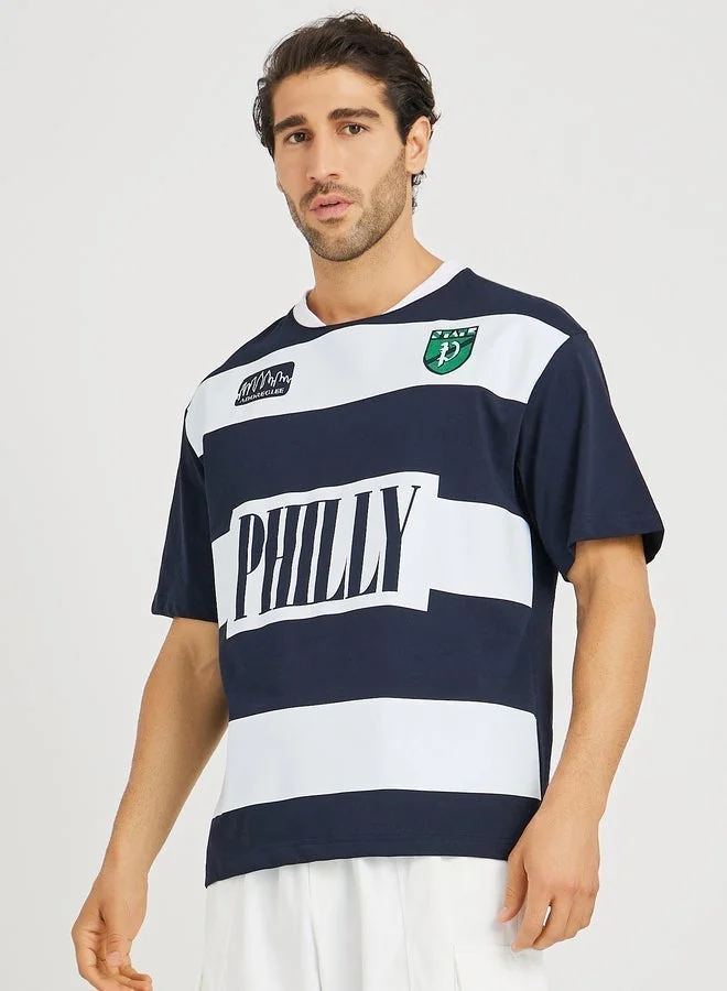 ستايلي تيشيرت ستايلي بطبعة نصية بياقة دائرية بقصة بوكسي فيت