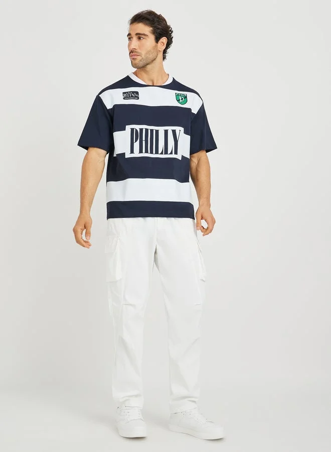 ستايلي تيشيرت ستايلي بطبعة نصية بياقة دائرية بقصة بوكسي فيت