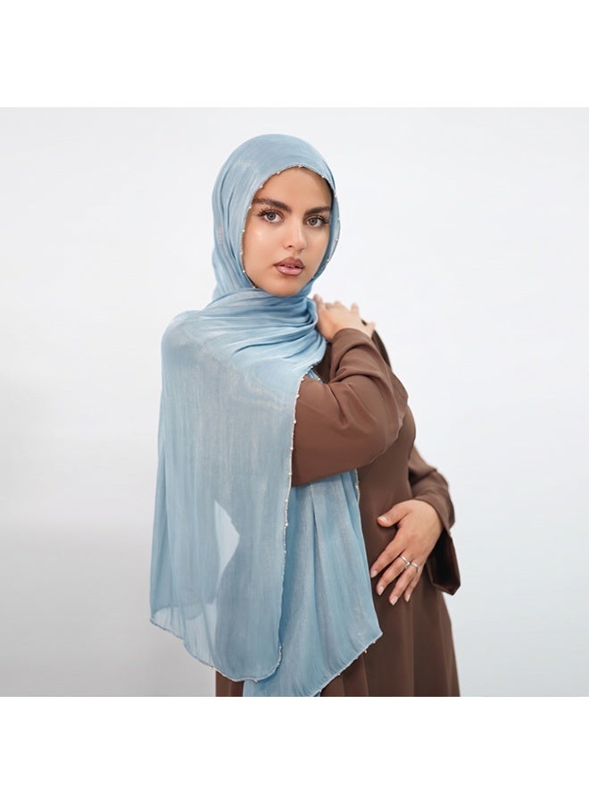وشاح طويل من الكريب بلون موحد وملمس ناعم بلمسة نهائية ساتانية، مزود بسلسلة من الخرز المعدني؛ وشاح طويل نسائي من الحرير اللامع