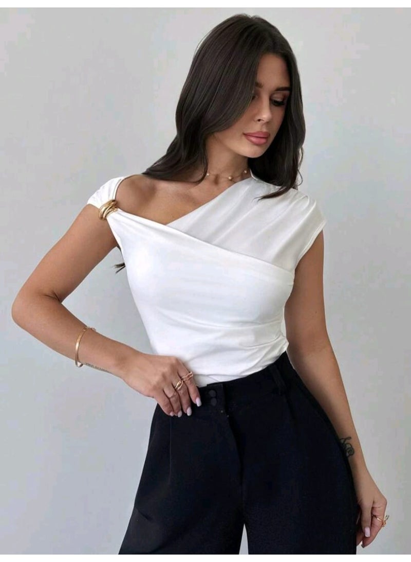 شي إن بلوزة بيضاء جديدة بتصميم غير متماثل الكتفين، مزينة بتفاصيل معدنية، ومُجمّعة، وقصة ضيقة. - Image 5