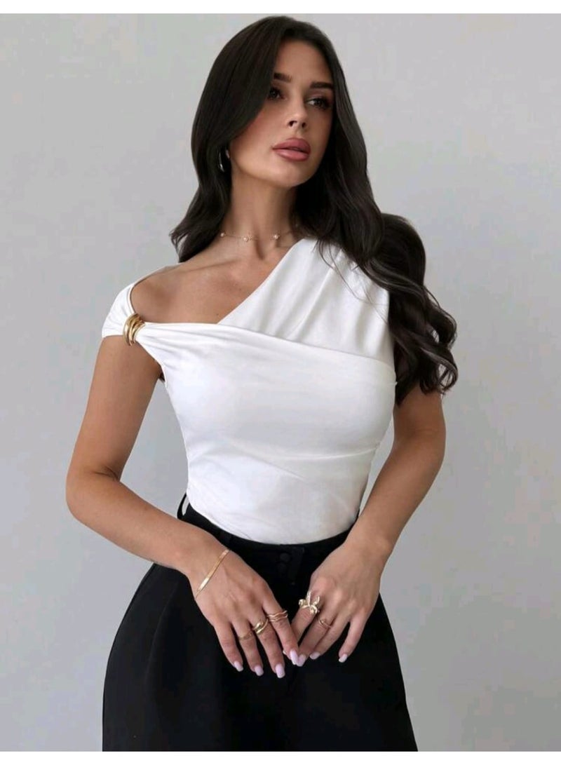 شي إن بلوزة بيضاء جديدة بتصميم غير متماثل الكتفين، مزينة بتفاصيل معدنية، ومُجمّعة، وقصة ضيقة. - Image 4
