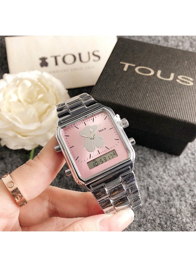 ساعة TOUS ذات قرص مربع مع تصميم دب تيدي، وجه وردي وسوار فضي