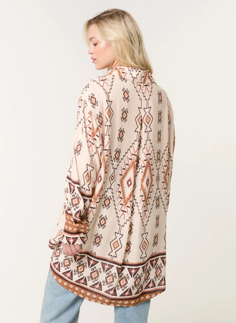 بلو فانيلا قميص بطبعة هندسية