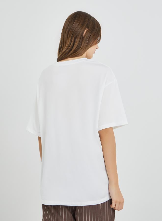 تايك تو تيشيرت كبير بطبعة شعار خذ اثنتين - Image 4