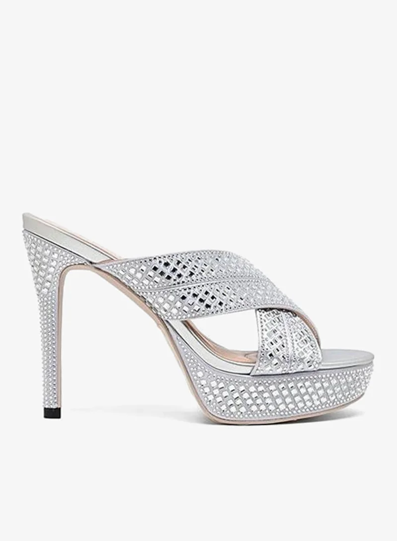 كابلي صندل بكعب عالٍ أنيق مع تفاصيل دقيقة فاخرة