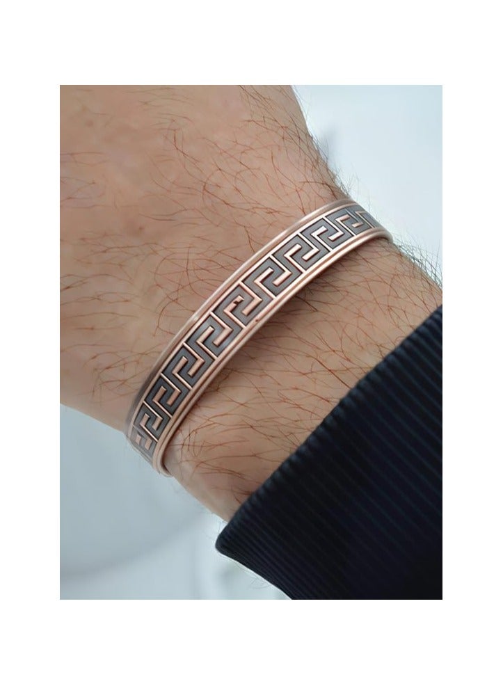 اسورة نحاسسوار شفاء يدوي من النحاس الخالص – سوار مطروق قابل للتعديل، تصميم بوهو هيبي عصري يناسب الرجال والنساء، مثالي كإكسسوار يومي أو هدية مميزة - Image 4