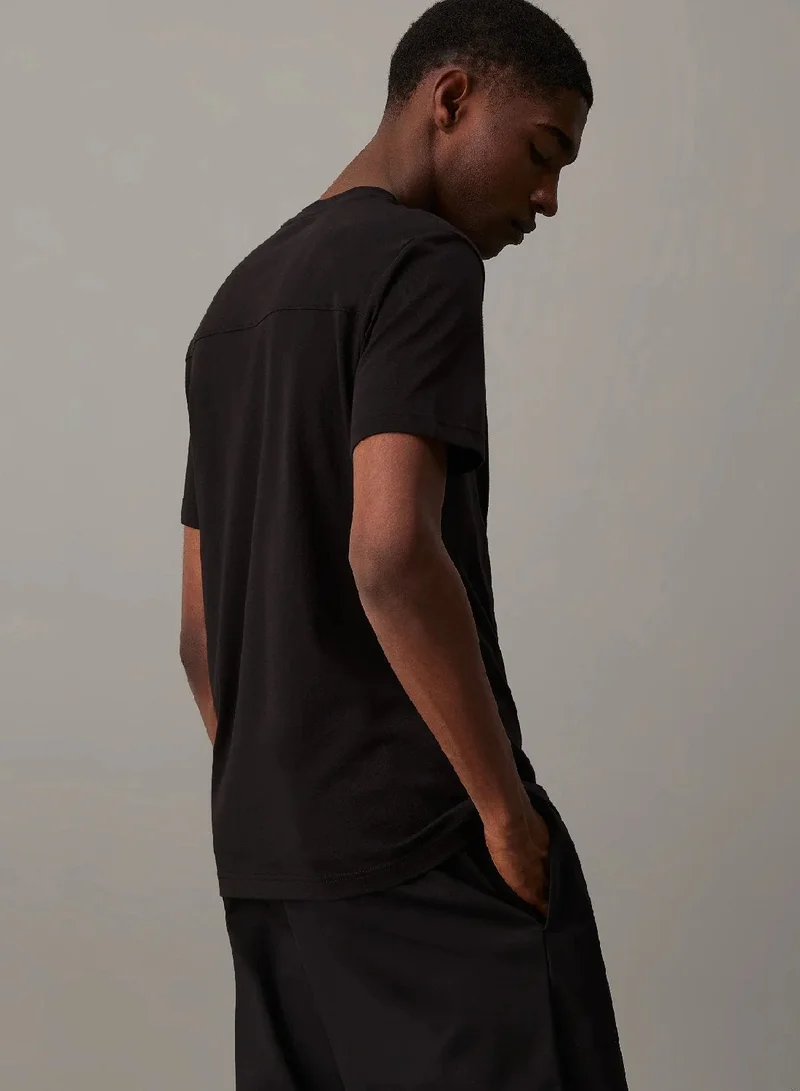 كالفن كلاين تيشرت مزين بشعار كلفن كلاين