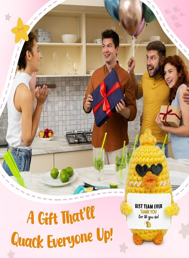 OASSIE هدايا شكر من أواسي لزملاء العمل - أفضل فريق على الإطلاق - بطة كروشيه إيجابية - هدايا تقديرية ليوم المعلم وأعياد الميلاد للموظفين والمعلمين والأصدقاء والمديرين والقادة من النساء والرجال، ديكور طاولة المكتب - Image 2