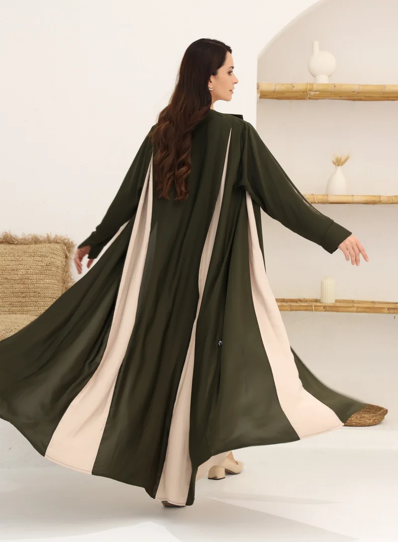 Meem by Mariyah Contrast Detail Abaya