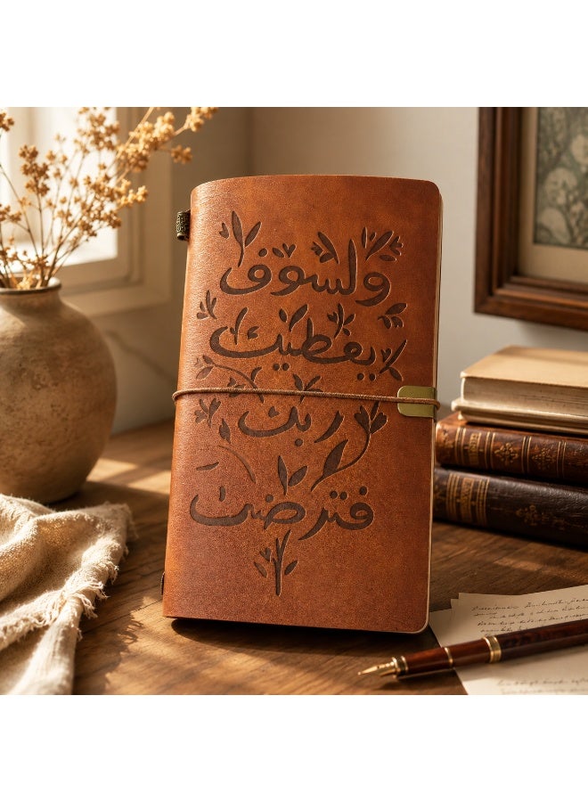 دفتر ملاحظات فاخر بتصميم إسلامي وحروف عربية ذهبية – مفكرة يومية متعددة الاستخدامات مع شريط مطاطي وجيب تخزين، ورق كرافت وسطور مثالية للدراسة والسفر والعمل - Image 1