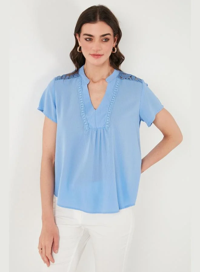 ليلا بلوزة نسائية قطن % بقصة عادية وياقة على شكل  وتفاصيل دانتيل ليلا