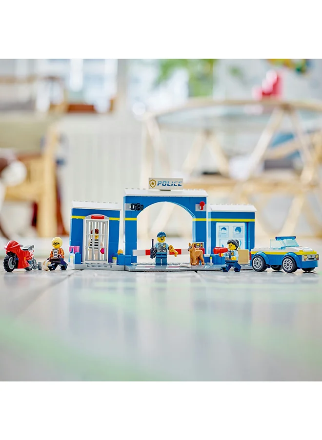 ليغو City Police Station Chase 60370 Building Toy Set; Includes A Jail With Breakout Function, Patrol Car And A Crook’S Motorbike, Plus 4 Minifigures And A Dog Figure; Fun Gift For Kids Aged 4+ (172 Pieces)