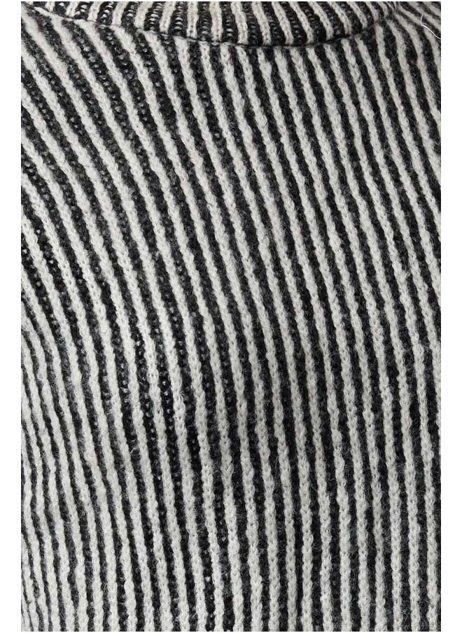 trendyol Anthracite Crop Soft Texture Crew Neck Knitwear Sweater TWOAW25KZ00000  - Image 4