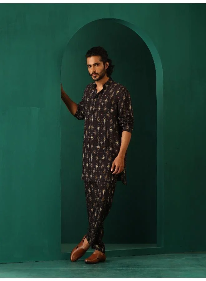 ترو برونز طقم رجالي من حرير الموسلين بطبعة إيكات باللون الأسود