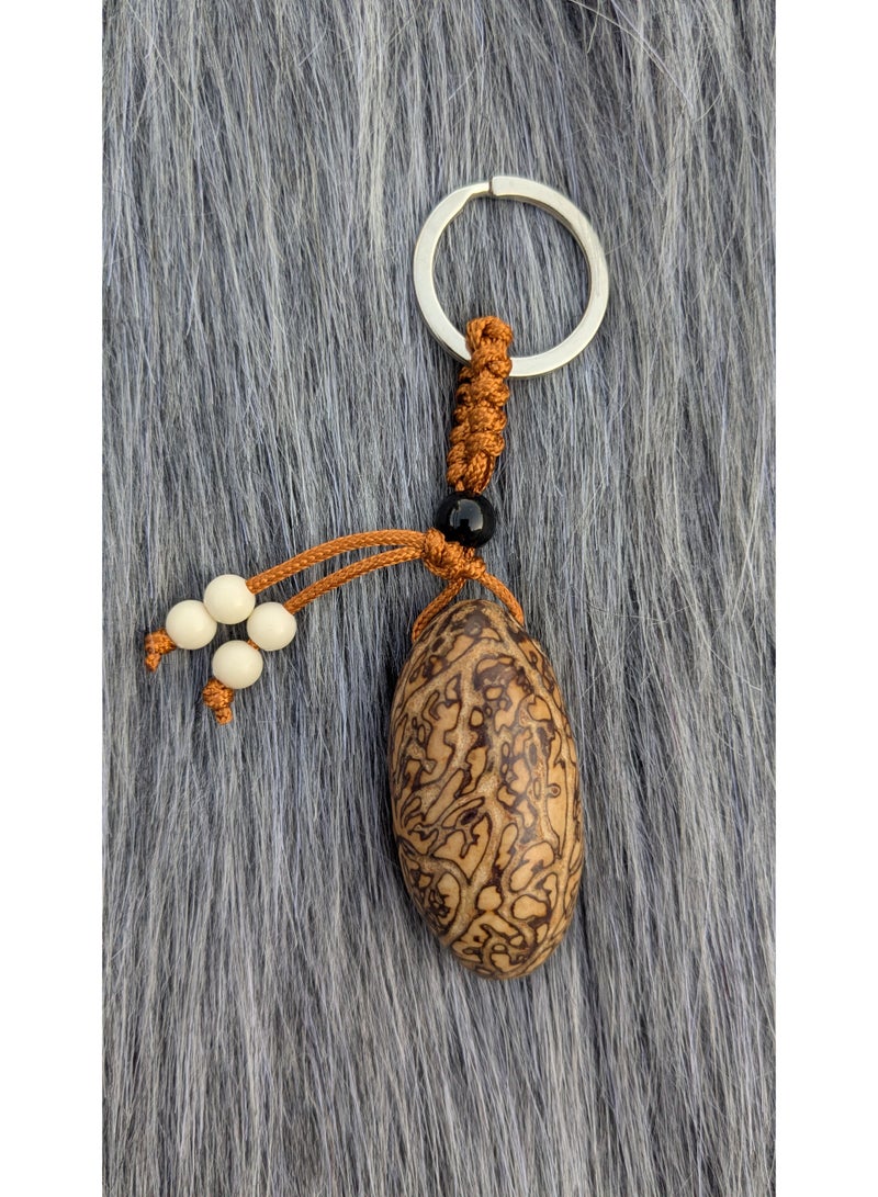 ميدالية مفاتيح من خشب عود الصليبة الطبيعي – تصميم يدوي أنيق - Image 2