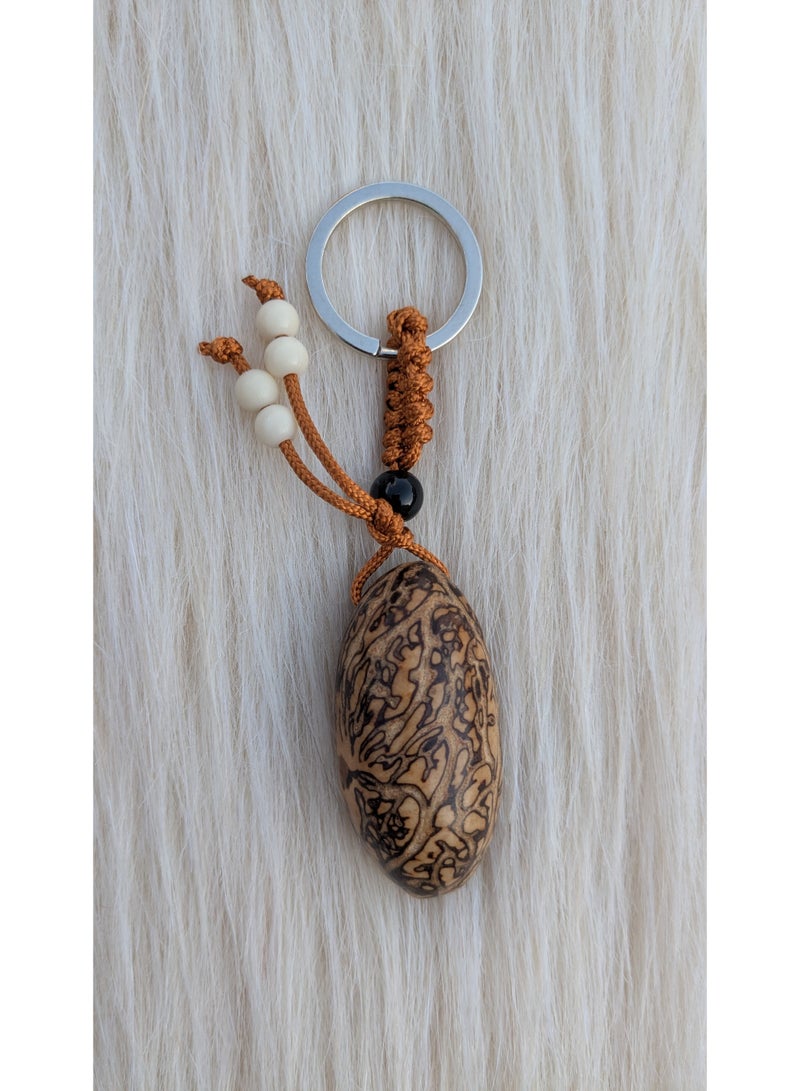 ميدالية مفاتيح من خشب عود الصليبة الطبيعي – تصميم يدوي أنيق - Image 5