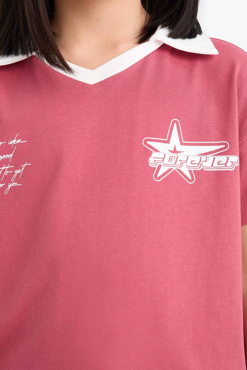 ديفاكتو تي شيرت بولو قصير الأكمام بشعار وقصة ضيقة للفتيات - Image 3