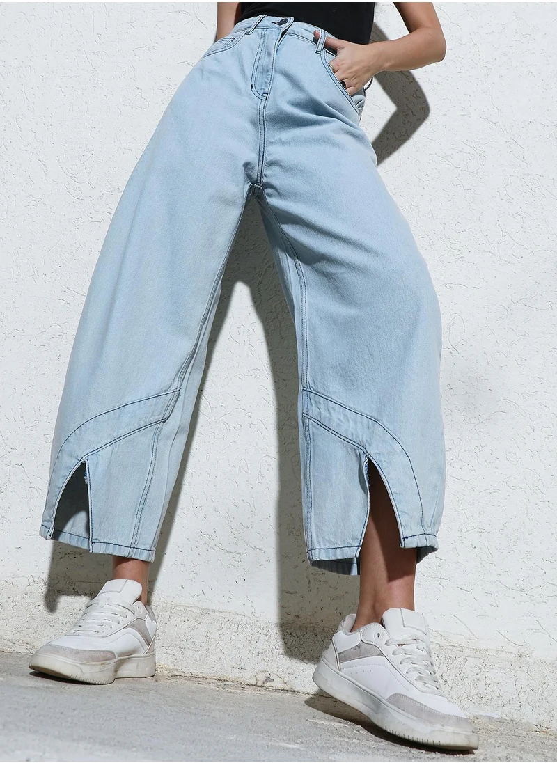 كامبوس سوترا Women's Light Blue Light-Wash Barrel Denim Jeans For Casual Wear | High-Waist | Relaxed Fit | Button Closure | Denim Jeans Crafted With Comfort Fit For Everyday Wear