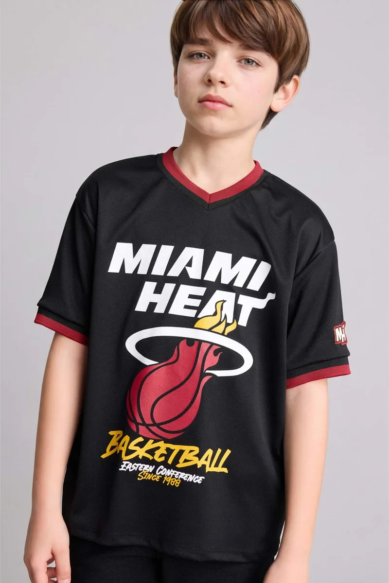 ديفاكتو Boy New Regular Fit Licensed by the NBA Miami Heat Short Sleeve T-Shirt