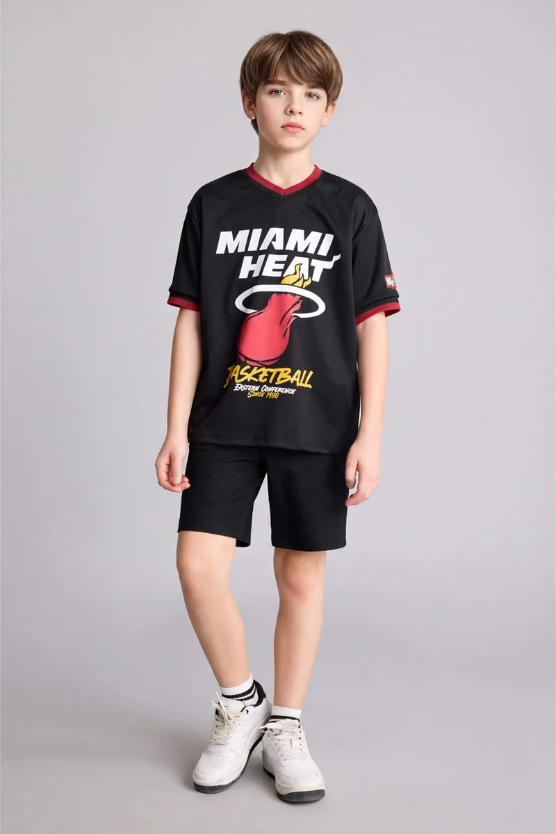 ديفاكتو Boy New Regular Fit Licensed by the NBA Miami Heat Short Sleeve T-Shirt