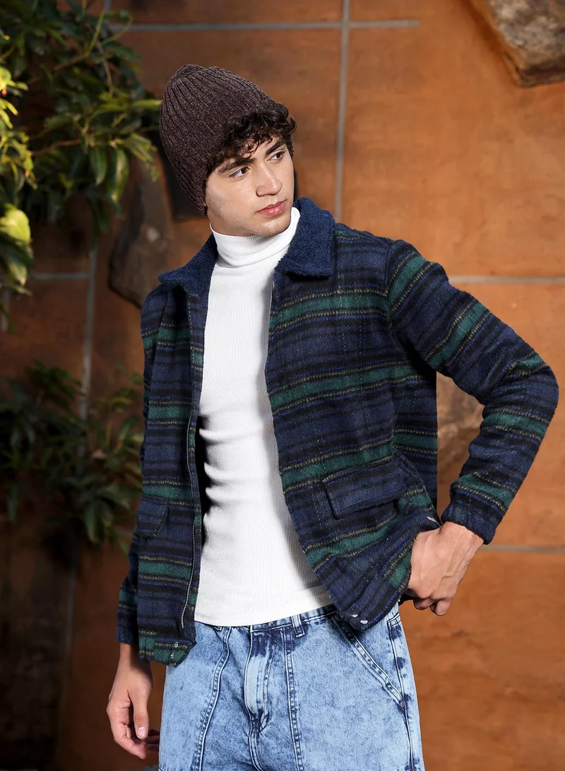 كامبوس سوترا جاكيت رجالي مبطن بالصوف مخطط باللون الكحلي والأخضر الزمردي بياقة مدببة وأكمام مضلعة وإغلاق بسحاب وحافة مستقيمة بنقشة مخططة كاجوال للاستخدام اليومي
