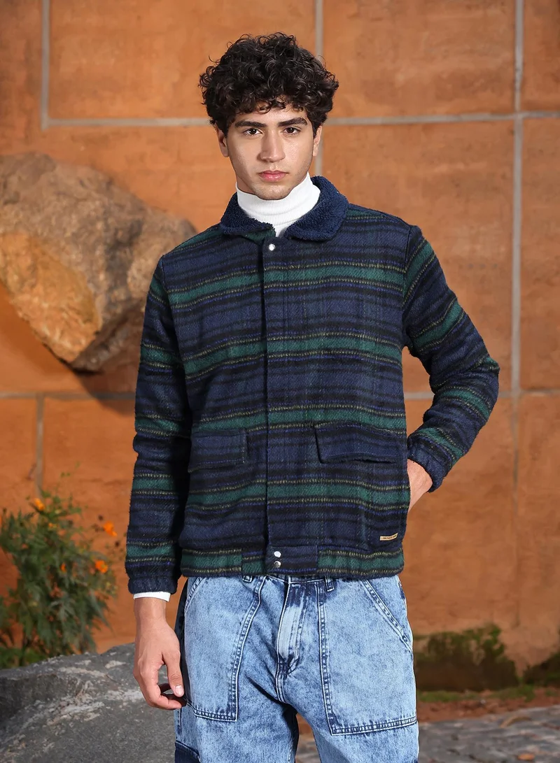 كامبوس سوترا جاكيت رجالي مبطن بالصوف مخطط باللون الكحلي والأخضر الزمردي بياقة مدببة وأكمام مضلعة وإغلاق بسحاب وحافة مستقيمة بنقشة مخططة كاجوال للاستخدام اليومي