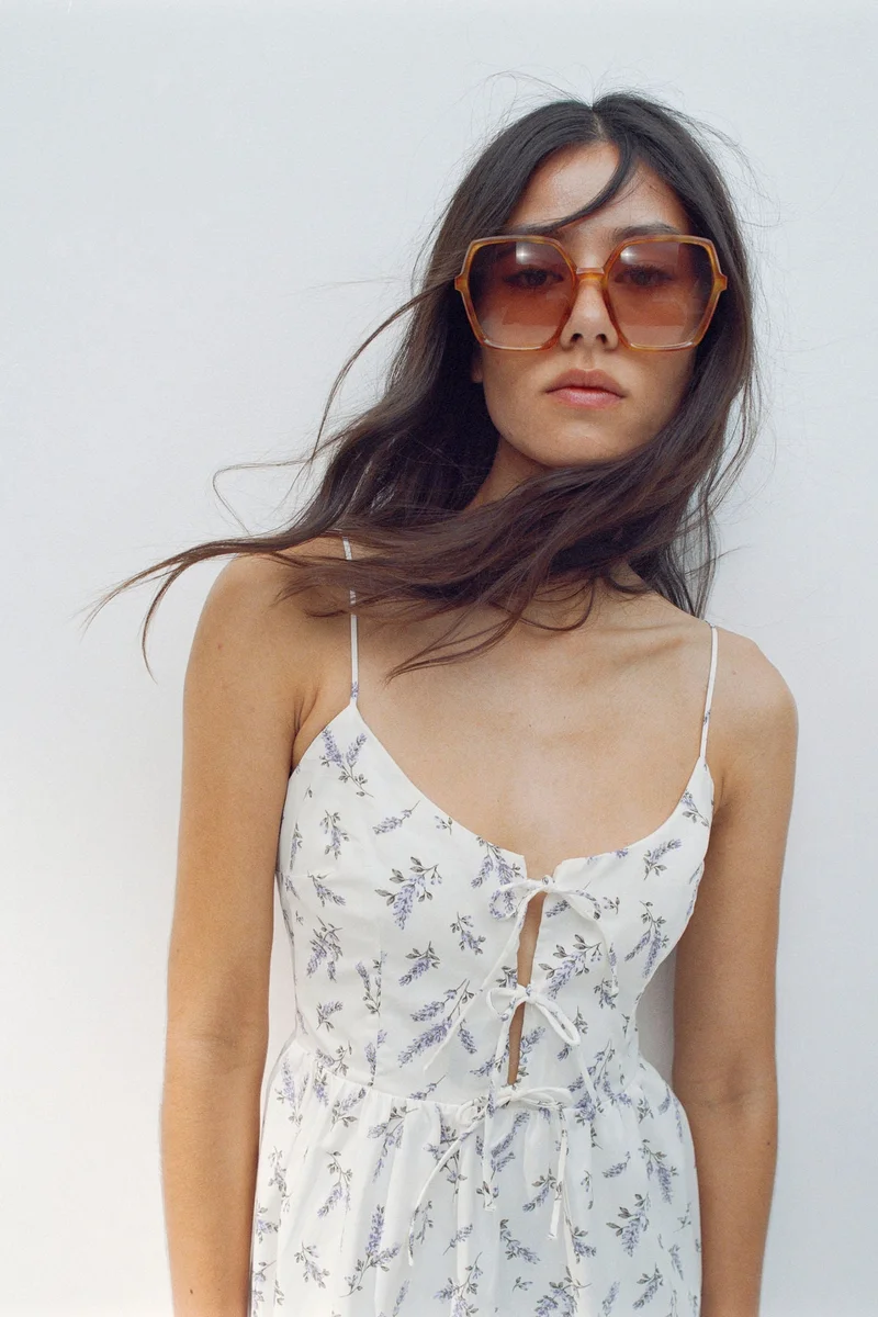 اتش اند ام فستان من قطن البوبلين بتفاصيل أربطة