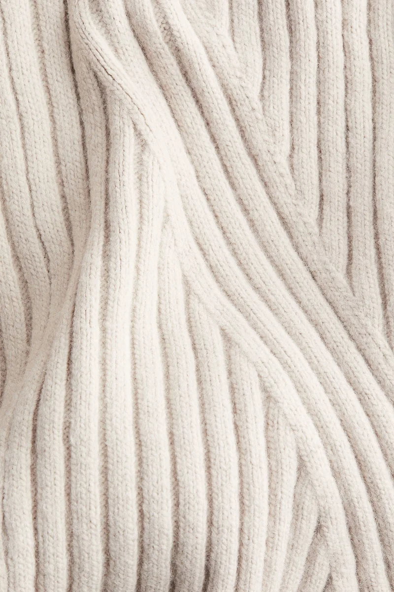 اتش اند ام فستان محبوك مضلع من تشكيلة ماما