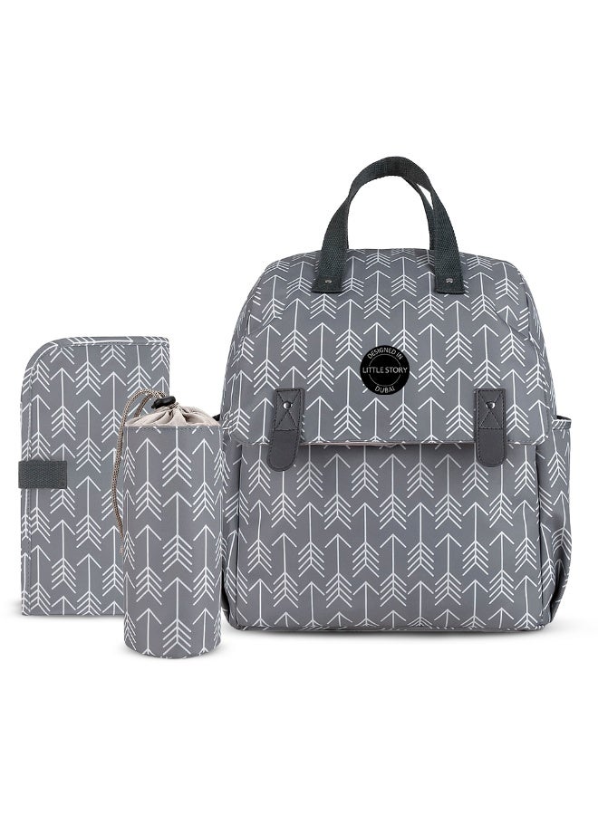 Little Story مجموعة Little Story من 3 حقائب ظهر للحفاضات مع حصيرة تغيير وحقيبة زجاجة - رمادي سهم - Image 1
