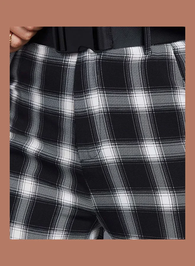 تايك تو بنطال مطبع بمربعات مع حزام