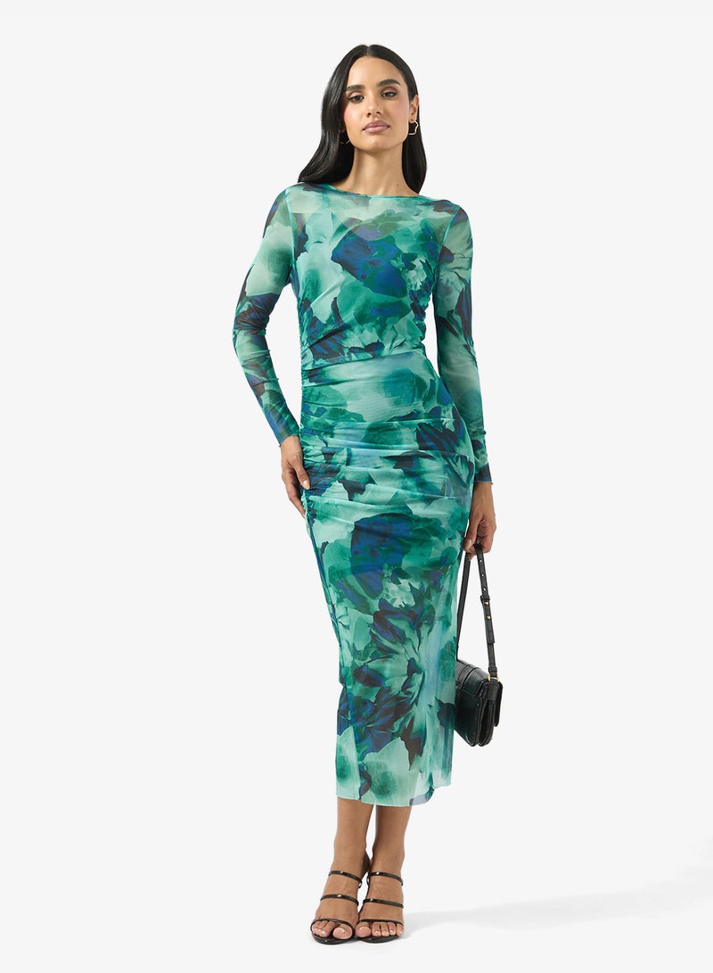 فستان ضيق بنقشة زهور ضبابية